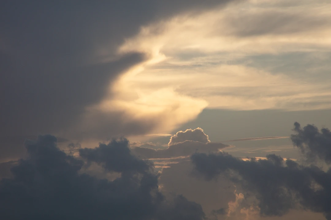 Serene sunset photography by Zephyr Ivanisi.