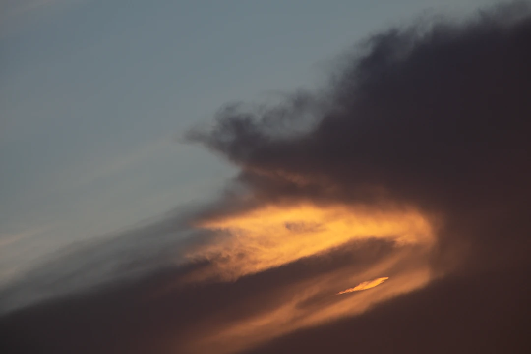 Serene sunset photography by Zephyr Ivanisi.